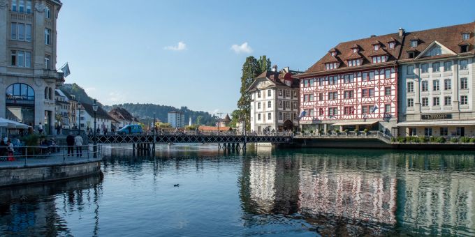 Der Ausblick von der Altstadt auf die Reussbrücke in der Stadt Luzern. Ausblick Altstadt Reussbrücke Luzern