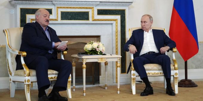 Präsident von Belarus Alexander Lukaschenko (links) und russischer Präsident Vladimir Putin (rechts) Lukaschenko Putin