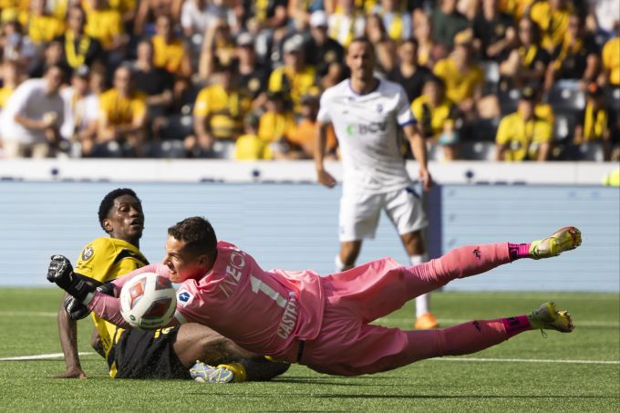 Joel Monteiro (YB) gegen Thomas Castella (FC Lausanne-Sport) in der Super League. YB Lausanne Super League