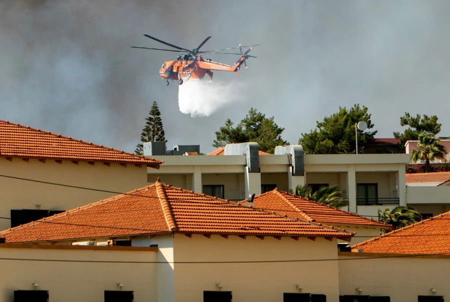 Mit dem ersten Tageslicht sind auch Löschflugzeuge und -helikopter im Einsatz.