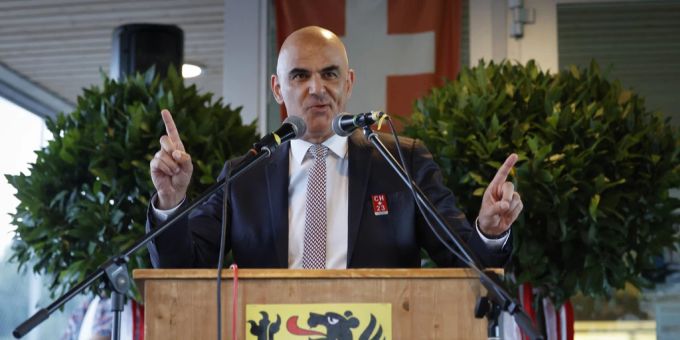 Bundespräsident Alain Berset spricht bei der Bundesfeier in Aegerten. Alain Berset am Rednerpult