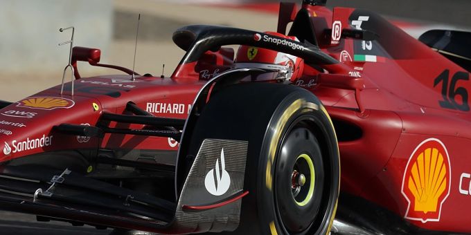 Ferrari-Pilot Charles Leclerc startete in Bahrain von der Pole Position. max verstappen