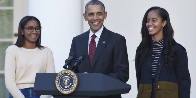 Hier noch im Brav-Look: Sasha und Malia Obama mit Papa Barack im Jahr 2015. barack obama