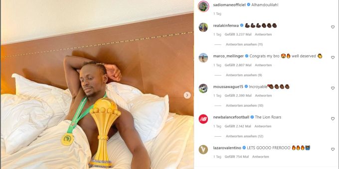 Sadio Mané feiert den Afrika-Cup auch im Hotelzimmer. afrika-cup