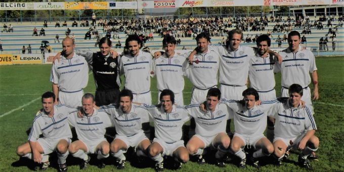 Die Berner Auswahl posiert vor dem Spiel. Vierter von links: Daniel Marti. Kosovo 2001