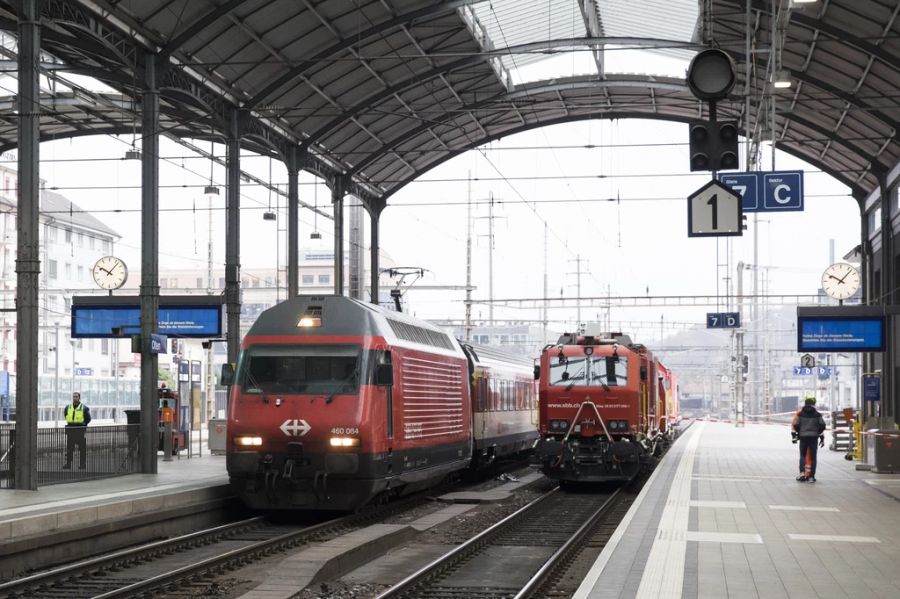 Eine Herausforderung am Taktfahrplan ist es, dass viele Züge auf sehr knappem zeitlichem Raum abfahren und ankommen. Deswegen wurden in den 80ern und 90ern vor allem die Knotenbahnhöfe (im Bild der Bahnhof Olten) und ihre Zulaufstrecken ausgebaut.