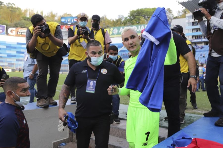 Der Schlussmann signiert nach der WM-Quali-Partie in El Salvador Trikots der gegnerischen Fans.