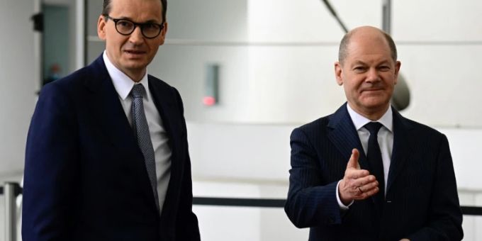 Scholz und Morawiecki (l) vor dem Bundeskanzleramt Scholz und Morawiecki (l) vor dem Bundeskanzleramt