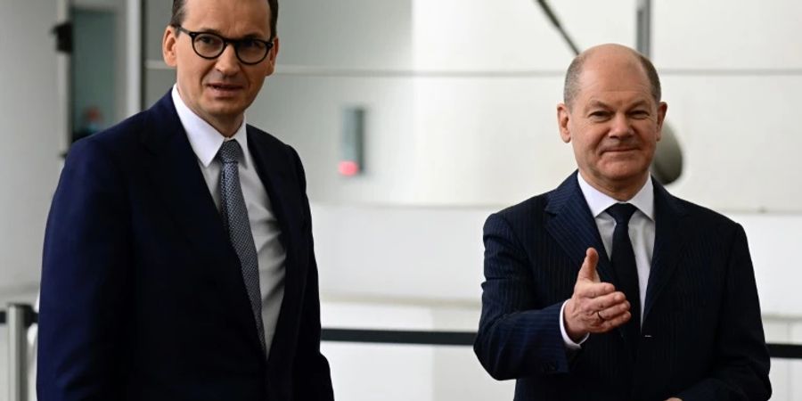 Scholz und Morawiecki (l) vor dem Bundeskanzleramt