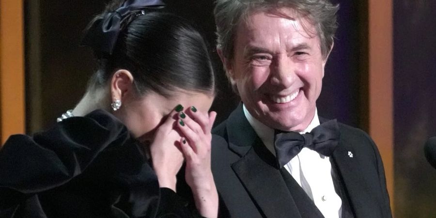 Selena Gomez kam barfuss auf die Bühne der SAG Awards, was nicht nur Martin Short amüsierte.