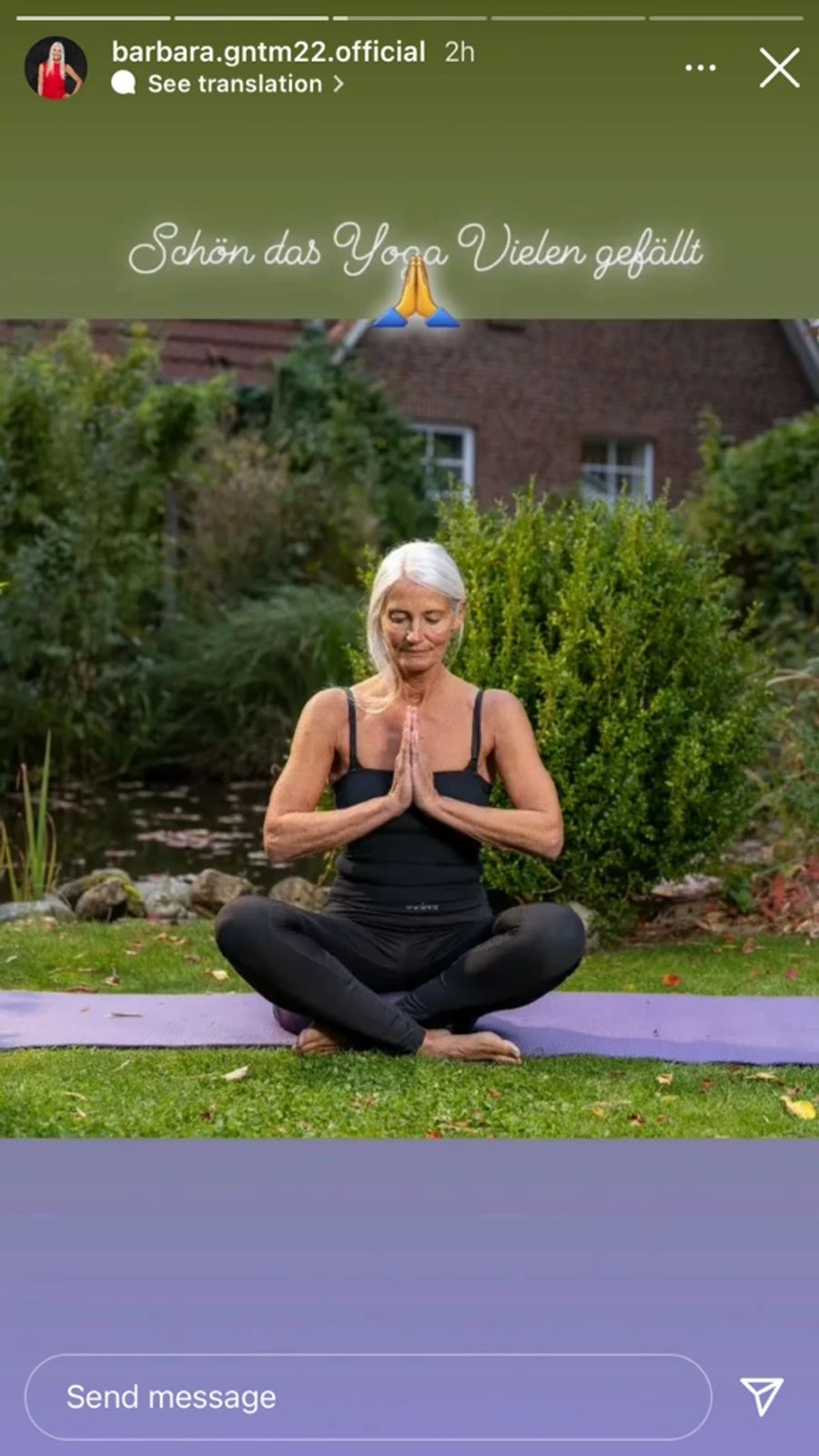 Barbara macht Yoga.