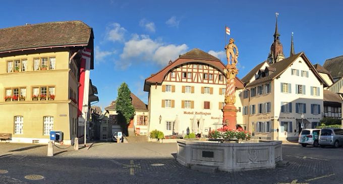 Das Niklaus-Thut-Denkmal auf dem Niklaus-Thut-Brunnen auf dem Niklaus-Thut-Platz in Zofingen AG: Niklaus Thut Zofingen