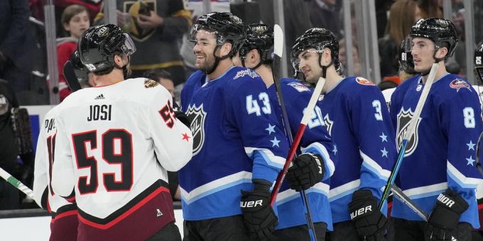 Roman Josi bleibt nichts anderes übrig, als den Spielern der Metropolitan Division zum Sieg zu gratulieren. Roman Josi
