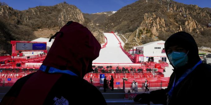Das Abfahrts-Rennen der Männer vom Sonntag wird auf Montagmorgen verschoben. Olympia 2022