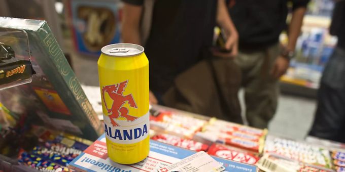 Die Masken machen die Altersschätzung schwierig. Testkäufe in Zürich zeigen, dass fast jeder zweite Betrieb Alkohol und Tabak an Jugendliche verkaufte. (Symbolbild) Maske