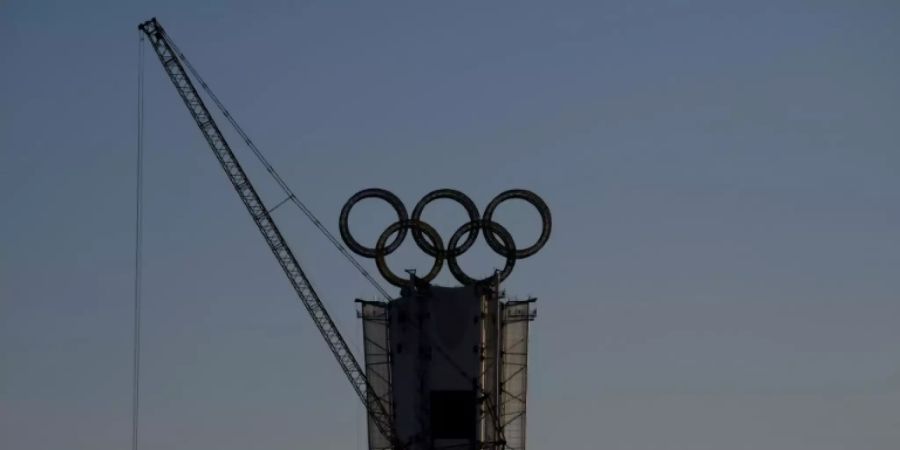 Bau von Turm mit Symbol der Olympischen Spiele