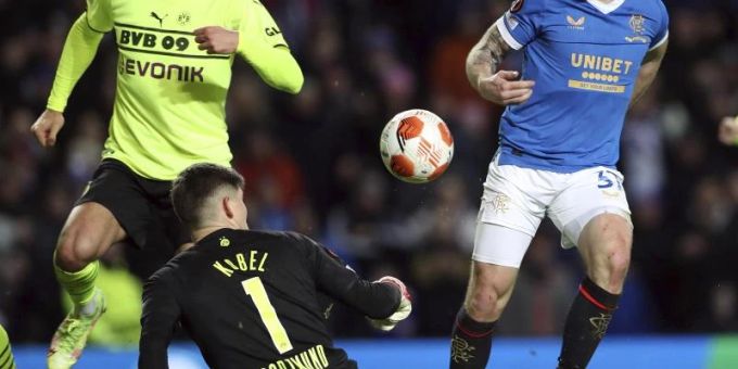 Scott Arfield (l) von den Rangers versucht einen Torschuss, der von Dortmunds Torhüter Gregor Kobel geblockt wird. Foto: Scott Heppell/AP/dpa Scott Arfield (l) von den Rangers versucht einen Torschuss, der von Dortmunds Torhüter Gregor Kobel geblockt wird. Foto: Scott Heppell/AP/dpa