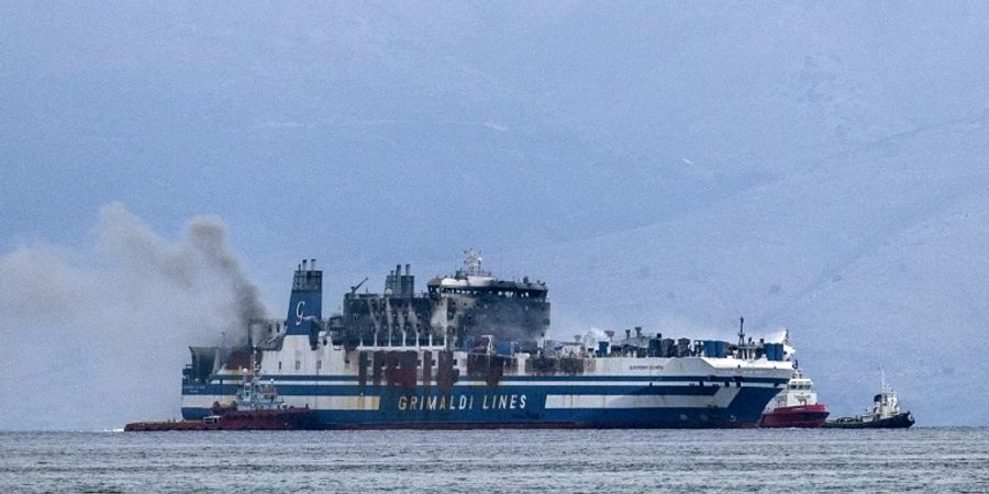 Ausgebrannte «Euroferry Olympia» am Sonntag