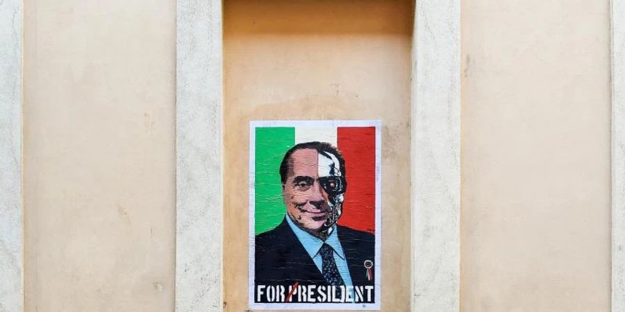 Ein Wandbild des Politikers Silvio Berlusconi in Rom. Foto: Marilla Sicilia/Mondadori/ZUMA/dpa