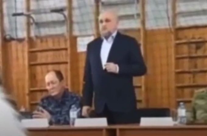 Der Gouverneur von Komerovo Oblast, Sergej Tsiwilew erklärt Müttern von Soldaten, dass ihre Söhne in der «Militäroperation» (im Ukraine-Krieg) an der Front kämpfen. Ukraine Krieg russische Soldaten