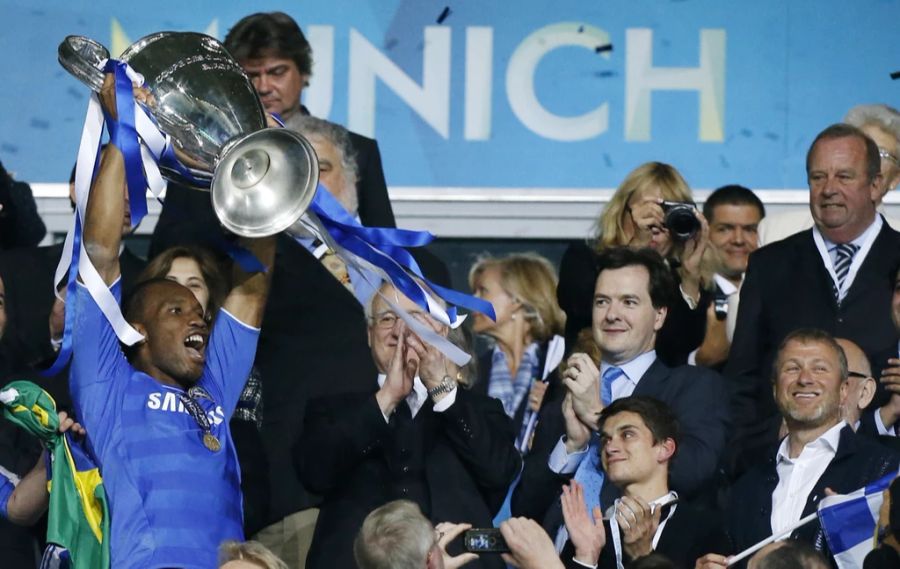 Hier stemmt Didier Drogba 2012 neben Abramovich die Champions-League-Trophäe in die Luft.