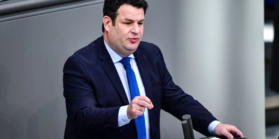 Bundesarbeitsminister Hubertus Heil spricht bei der Plenarsitzung im Deutschen Bundestag.