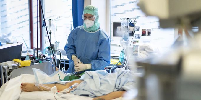 In den Schweizer Spitälern sind im Vergleich zur Vorwoche fast ein Drittel weniger Coronapatienten eingeliefert worden. (Archivbild) In den Schweizer Spitälern sind im Vergleich zur Vorwoche fast ein Drittel weniger Coronapatienten eingeliefert worden. (Archivbild)