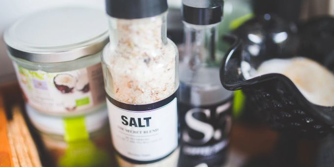 In fast jedes Kochwasser gehört Salz. Salzstreuer Küche Gewürze Kochen
