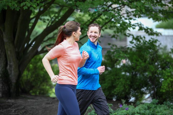 Sportverabredungen mag der innere Schweinehund gar nicht. Sagt man die ab, muss man nämlich einen guten Grund liefern. Park Mann Frau Laufen Joggen