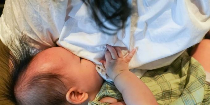 Stillen eines Babys in China Stillen eines Babys in China