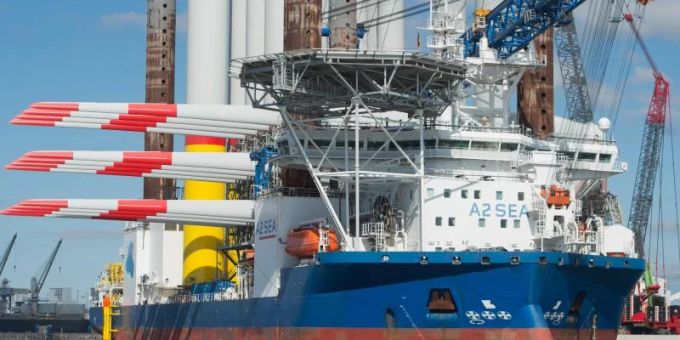 Ein Hubschiff verlässt beladen mit Bauteilen für einen Offshore-Windpark den Hafen Mukran auf Rügen. Verbände weisen daraufhin, dass deutsche Häfen nicht genügend für den Windenergieausbau gerüstet sind. Foto: Stefan Sauer/dpa-Zentralbild/dpa Ein Hubschiff verlässt beladen mit Bauteilen für einen Offshore-Windpark den Hafen Mukran auf Rügen. Verbände weisen daraufhin, dass deutsche Häfen nicht genügend für den Windenergieausbau gerüstet sind. Foto: Stefan Sauer/dpa-Zentralbild/dpa