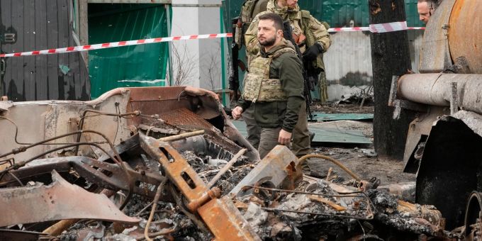 Wolodymyr Selenskyj besucht die zerstörte Stadt Butscha in der Nähe von Kiew. butscha