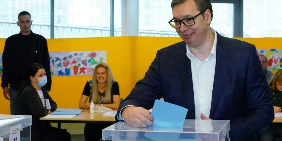 Vucic bei der Stimmabgabe in Belgrad