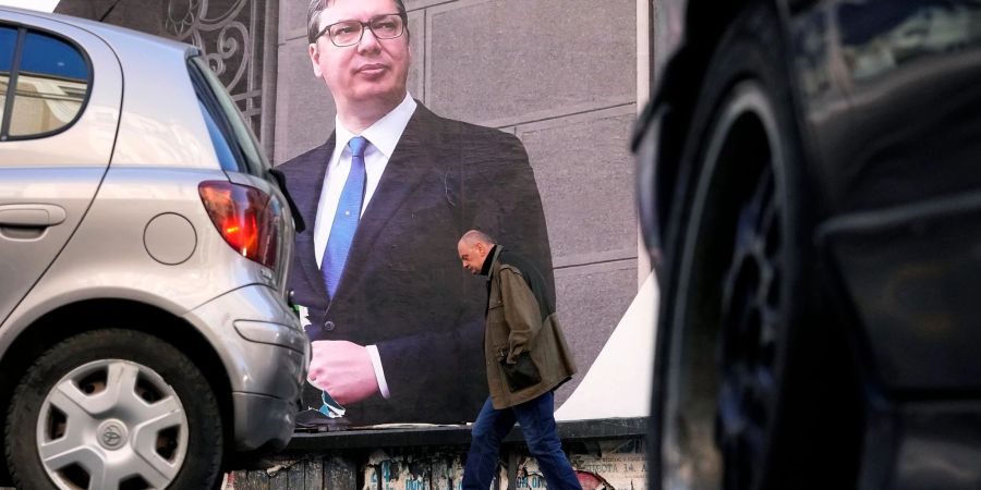 Ein Wahlplakat des amtierenden serbischen Präsidenten Aleksandar Vucic. Es wird erwartet, dass der Populist seine fast zehnjährige Machtposition in dem Balkanland bei den Wahlen ausbauen wird.