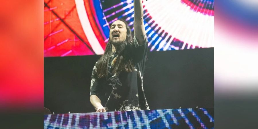 Steve Aoki gibt auf der Bühne alles.
