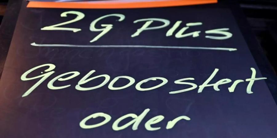 In Gaststätten soll bald bundesweit «2G plus» gelten. Nur Sachsen-Anhalt wird in der Gastronomie nicht zusätzlich auf Tests für Genesene und Geimpfte setzen. Foto: Arne Dedert/dpa