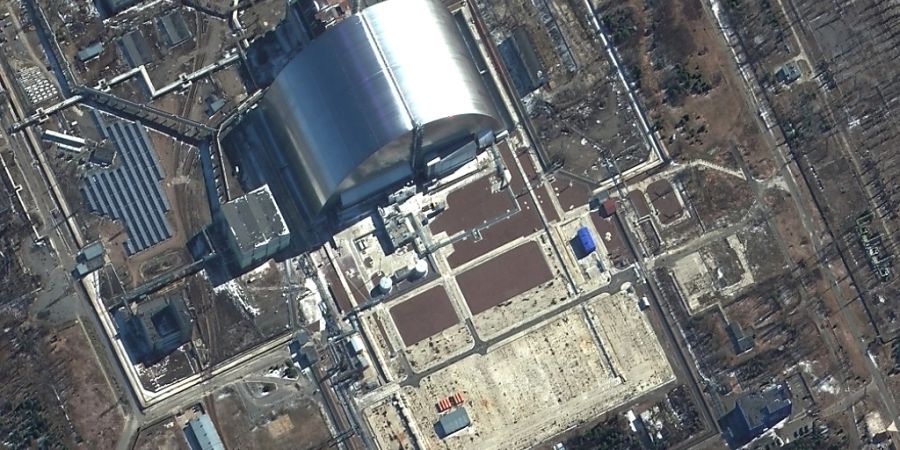 Dieses von Maxar Technologies zur Verfügung gestellte Satellitenbild zeigt eine Nahaufnahme der Nuklearanlagen von Tschernobyl in der Ukraine während der russischen Invasion am Donnerstag, den 10. März 2022. Nach Angaben des ukrainischen Betreibers Ukrenerho am Montag ist das AKW erneut ohne Strom. Foto: Uncredited/Maxar Technologies via AP/dpa - ACHTUNG: Nur zur redaktionellen Verwendung und nur mit vollständiger Nennung des vorstehenden Credits bis zum 25. März 2022.