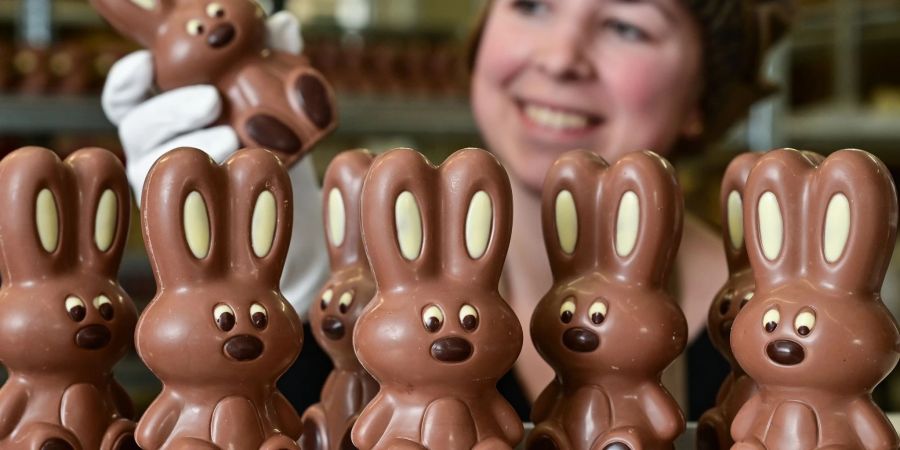 Angelina Piosik, Mitarbeiterin der Confiserie Felicitas GmbH in Hornow, zeigt per Hand gefertigte Osterhasen.