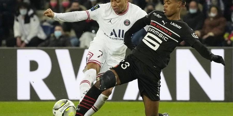 Rennes Warmed Omari (r) blockt einen Schuss von Paris Kylian Mbappe. Foto: Michel Euler/AP/dpa