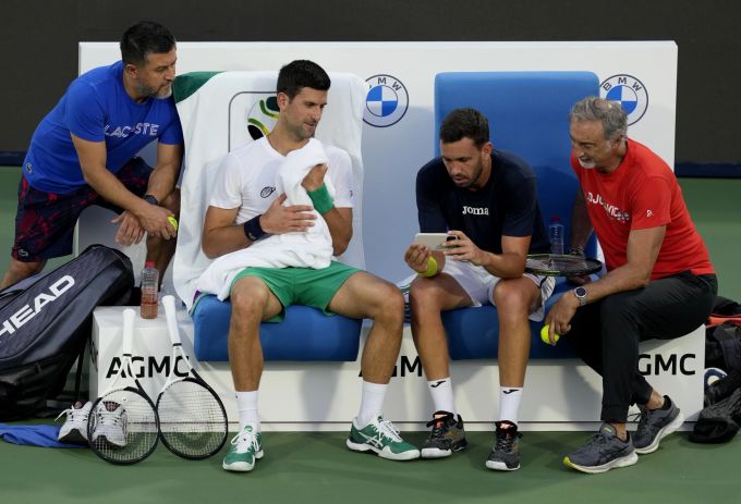 Novak Djokovic mit seinem Betreuerteam in Dubai. Novak Djokovic Trainer Dubai