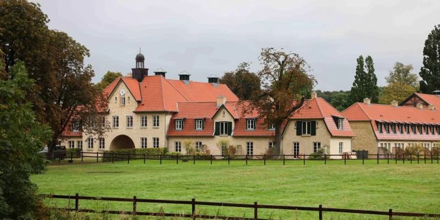Das Torhaus und weitere Gebäude und Stallungen auf Gut Immenhof wurden aufwendig restauriert. Foto: Christian Charisius/dpa