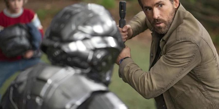 Ryan Reynolds als Adam Reed (r) in einer Szene aus «The Adam Project» (undatiert). Das US-amerikanische Science-Fiction-Abenteuer ist derzeit bei Netflix zu sehen. Foto: Doane Gregory/Netflix/dpa