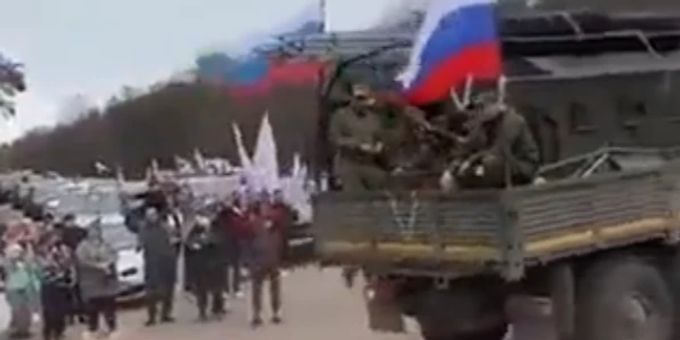 Mit Fähnchen - Russen jubeln, als Panzer in den Ukraine-Krieg ziehen