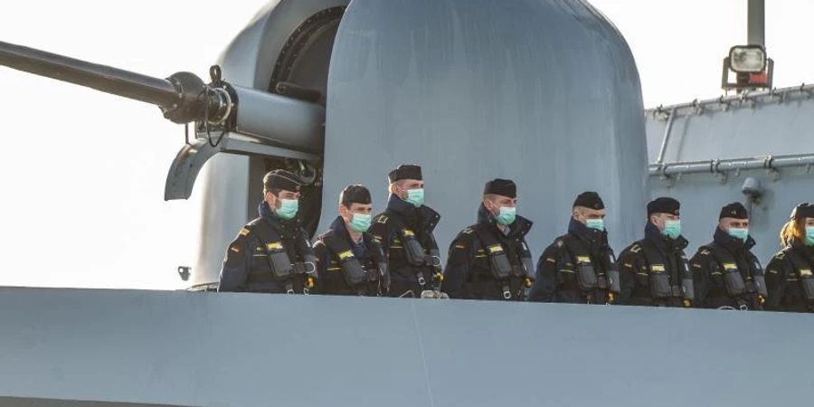 Marinesoldaten der Korvette "Erfurt" auf dem Schiff, während sie den Marinestützpunkt Wilhelmshaven verlassen, um sich der Standing NATO Maritime Group 1 (SNMG 1) anzuschliessen. Foto: Mohssen Assanimoghaddam/dpa