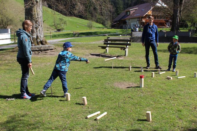 Weit mehr als «bloss» ein Spiel. Koordination, Kommunikation, Fairness, Ausdauer und Taktik sind nur einige der Dinge, die Kinder (und Eltern) beim Spielen üben. sdf