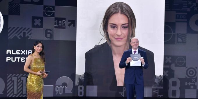 Gianni Infantino, Präsident der Fifa, präsentiert Alexia Putellas (FC Barcelona) als Weltfussballerin. fifa alexia putellas
