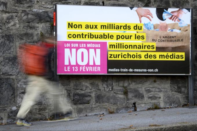 Ein Plakat mit einer Botschaft der Gegner des neuen Mediengesetzes hängt an der Wand. Mediengesetz