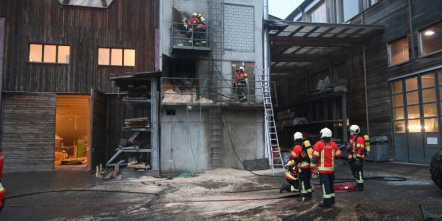 In diesem Sägemehl- und Hackschnitzel-Silo eines Zimmereibetriebs in Schaan FL kam es am Donnerstag zu einer Explosion. Drei Männer verletzten sich teils schwer.