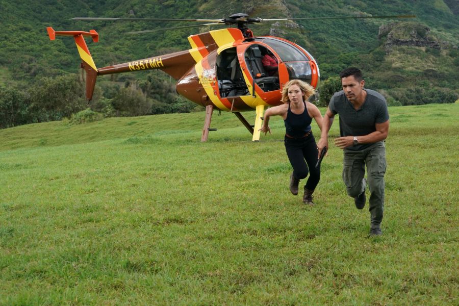 2 Personen vor Helikopter