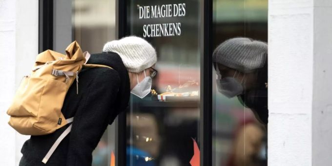 Frau mit FFP2-Maske vor Laden in Wien Frau mit FFP2-Maske vor Laden in Wien